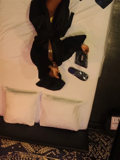 Et pour la Saint-Valentin, on a aussi imaginé l’escapade entre amis ✨ Au Love Hotel Paris, on ouvre nos portes à ceux qui ont envie de partager un moment simple et précieux. Quelques heures pour se retrouver, décompresser, refaire le monde sans contrainte. Jacuzzi privatif, atmosphère feutrée, chambre élégante pour prendre le temps, se préparer, prolonger l’instant. Parce que la Saint-Valentin ne se résume pas qu’aux couples, mais à tous les liens que l’on choisit de célébrer. Une parenthèse raf