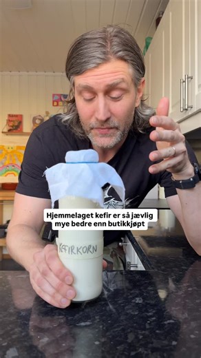Kristoffer Kaayne Kaalsaas on Instagram: "Det er superenkelt å lage egen kefir så fort du har fått tak i kefirkorn, og du kommer ikke til å ville gå tilbake til butikkjøpt. Fordi hjemmelaget SMAKER mye bedre, og inneholder også MYE mer naturlig probiotika enn butikkjøpt. Siden hjemmelaget kefir er mer potent enn butikkjøpt kefir, kan det være lurt å begynne å drikke kun ½ – 1 dl kefir. Begynner du å drikke 2 – 4 dl kefir kan det komme som et lite “sjokk” for tarmen. Og du kan bli oppblåst, få ma