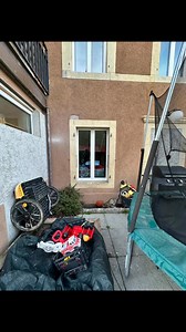 On passe du classique au 100% autonome! Installation d'un volet roulant solaire. C'est rapide, propre et ça utilise l'énergie du soleil. Vous saviez que c'était si simple? JoStores Sàrl s'occupe de tout. #VoletSolaire #RénovationFacile #jostores #yverdon #stores | Jostores