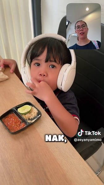 Lucunya Toddler Main Colek dan Ngemil Koya