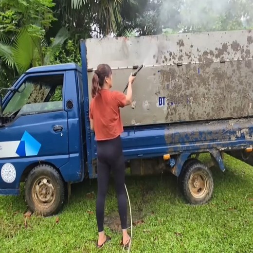 Girl repairs and restores old scrap trucks. | Pues