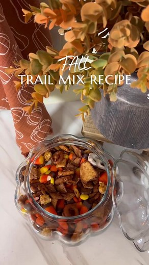 Easy and customizable Fall Trail mix to make this year. 🍂 hope you get to try this yummy snack Here is the recipe: •1 cup of brown sugar •1 stick of melted unsalted butter •1 tbsp of vanilla extract •1 bag of Chex mix •Reece's •White/ Milk chocolate covered pretzels •autumn mix Instructions: 1) Preheat oven to 275 degrees 2) Mix the sugar, melted butter, and vanilla then add to Chex mix 3) Bake for 45 minutes and stir every 15 minutes 4) Once crispy, wait till it cools and add all your candy. #