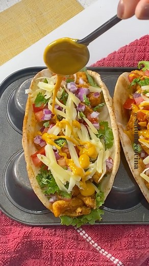 Salomé Mata - Recetas on Instagram: "🙋🏻‍♀️ manito arriba los que se anotan en una NOCHE DE TACOS deliciosos, rápidos y fáciles de hacer 👩🏻‍🍳 ❤️Dale like si te gusto la receta 📩Y compartela con tu compañer@ amante de los tacos! Ingredientes para guiso: 1 paquete de Mini pan Arabe @pan.st.charbel 50 g de mantequilla 500 g de pechuga de pollo 5 hojas de lechuga 1 tomate 1 cebolla morada 4 ramas de cilantro 100 g de queso amarillo rallado 3 cdas de untable de queso 3 dientes de ajo 2 cda de sa