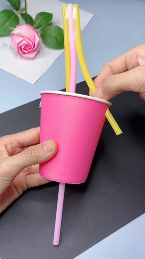 Make a peek-a-boo bunny out of paper cups and straws! It's so much fun! Come and play with your kids! #DIYCrafts #ParentChildCrafts #CraftingTogether #KindergartenCrafts #HomemadeToys | Crafti Hand