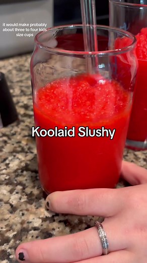 How to make a Koolaid Slushy! Fun and easy summer activity! ☀️😊 #summer #summerfun #summeractivities #koolaid #koolaidslushie #slushy #summerdrink #summerdrinks