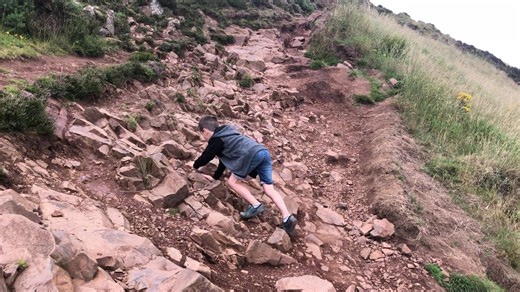 Climbing Arthur’s Seat in Edinburgh, Scotland 🏴󠁧󠁢󠁳󠁣󠁴󠁿 #hill #hiking #scotland #edinburgh #climbing @Newbz14