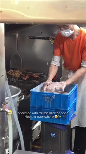 I love how in Taiwan, every other corner feels like an open kitchen. You’re not just eating the food… you’re watching it come to life. This is someone working on 排骨 (pái gǔ), one of Taiwan’s signature dishes you’ll see everywhere. Crispy, savory pork cutlets prepared fresh, over and over again, all day long. It’s such a staple here… comforting, familiar, part of everyday life. There’s something really special about seeing the behind-the-scenes. The rhythm, the repetition, the focus, the care tha