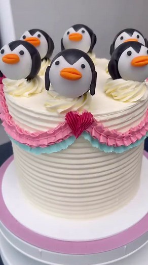 Penguin winter wonderland cake🐧❄️🐧❄️ . . Last few cakes of 2022! Hope everyone is having an amazing Christmas ❤️ . . . #cakeinspo #cakedecorating #cakegoals #cakedecoration #baker #cakeideas #cakecakecake #cakeartist #cakeofinsta #cakestagram #caketrends #instabake #cakedesign #buttercream #cakegram #bakestagram #cakesofinstagram #cakesofig #cakeart #cakeporn #reels #cakereels #cakevideo #cakelover #cakeboss #christmas #sprinkles #luxembourg | OH CAKES