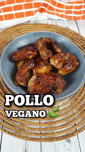 🐔 POLLO VEGANO Perché dover scomodare il pollo se sei vegano e hai deciso di non mangiarlo? Giustissima osservazione. Rispondiamo brevemente (nelle stories siamo stati più prolissi) che si diventa vegani principalmente per non uccidere o non causare dolore agli animali. Quindi perché non mangiarsi uno dei tanti piatti vegani e imitare una cosa che non si vuole? Perché per molti (non tutti ovviamente) alcuni sapori e alcuni piatti evocano ricordi legati all'infanzia, alla famiglia ecc....in poch