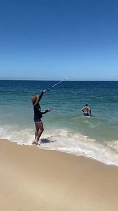 551K views · 2.2K reactions | Boa noite pescadores,essa vocês nunca viram! Pescador entra no mar e pega peixe com a camisa de pesca ! Ajude nossa página seguindo e compartilhando nossas publicações para sempre ter novidades para vocês! | Os Caça Pampos de Maricá | Facebook