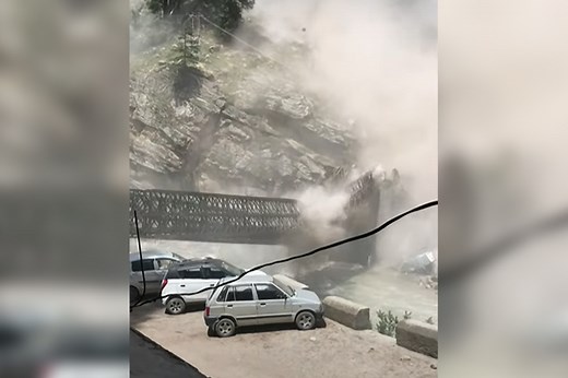 Falling boulders kill 9 tourists in India landslide caught on video - National | Globalnews.ca