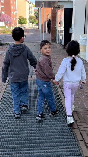 «Non temere, perché io ti ho riscattato; ti ho chiamato per nome: tu sei mio. Quando attraverserai le acque, io sarò con te; quando attraverserai i fiumi, non ti sommergeranno; quando camminerai nel fuoco non sarai bruciato e la fiamma non ti consumerà.» Isaia 43,1-2 Ci sono stati giorni in cui avevamo paura. Giorni in cui sembrava di attraversare acque troppo profonde. Giorni in cui il fuoco delle prove sembrava bruciare tutto. La malattia di nostro figlio, il dolore, gli interventi, la perdita