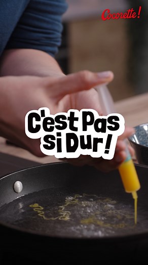 ✨ Une recette originale qui fera dire whaouh à vos invités ✨ Envie de surprendre vos proches avec un plat sans gluten, aussi créatif que délicieux ? On a ce qu’il vous faut : des nouilles maison aux jaunes d’œufs Cocorette, simples à faire et ultra savoureuses 🍜🥚 Il vous faudra : -6 jaunes d’œufs Cocorette -1 seringue (ou à défaut, une poche à douille ou un sac de congélation coupé au bout, très pratique pour remplacer !) -Des fleurettes de brocoli -Environ 200g de petits pois surgelés -Deux c