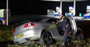 Man (39) rijdt onder invloed auto in sloot bij Meppel, moet rijbewijs inleveren