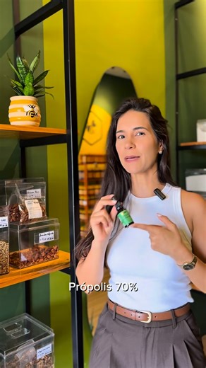 AMOR & MEL ♥️🐝 on Instagram: "Própolis 70%? Será? O número 70 costuma estar ligado à proporção de própolis in natura usada na extração e não ao teor de extrato seco, que é o que realmente indica concentração de compostos ativos. Leia as letras miúdas para que não seja enganado! 😉"