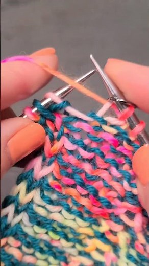 I love the 2-color/3-stitch integrated I-Cord edging in Cowltopus MKAL... don't you?