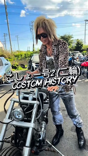 こしょー on Instagram: "【COSTOM IS MY LIFE🛠️】 俺達の制作風景 バイク全塗装&カスタムペイント工程 一時期は毎日パテまみれになりバンパーを加工し ただの趣味ですが年間何台も車を全塗装して遊んでました その時から場所を借りたり色々お世話になっていたのが 宮城県石巻市にあるカーメイク周真 魔改造や公認車検など改造車でお困りの方は 得意分野なので連絡してみてw 👉 @carmakesyuuma 👉 @syuuma621 今回のカスタムペイントは 周真がヤル気を出して塗ってくれたからお願いしました 仕上がり大満足‼️‼️ 「イジらない」って言いながら 結局こうなるのが俺のスタンダード🤣 ⸻ Full paint & custom paint process on my bike 🏍️ There was a time when I was covered in body filler every day, cutting and shaping bumpers, just for fun — repainting several cars a ye