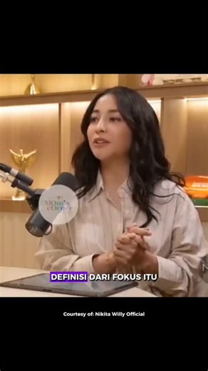 Komunitas Bunda Kreatif on Instagram: "“Bagaimana cara melatih fokus anak?” 👇 Pertanyaan ini sering muncul saat orang tua melihat anak cepat bosan, mudah berpindah aktivitas, atau sulit menyelesaikan sesuatu sampai tuntas. Namun fokus sebenarnya bukan tentang anak mau atau tidak mau fokus. Fokus adalah keterampilan perkembangan yang perlu dilatih secara bertahap, sesuai usia dan kesiapan anak. Jadi bukan dengan dipaksa duduk diam lama, tapi lewat aktivitas stimulasi yang tepat dan konsisten. Di