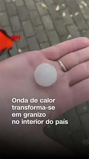🟥 O calor intenso transformou-se numa tempestade de granizo e trovoada em alguns distritos do interior do país. O fenómeno registou-se, pelo menos, em Bragança, Castelo Branco, Guarda, Viseu e Coimbra. Os vídeos amadores captados pelos habitantes mostram a dimensão das bolas de saraiva que caíram, acompanhadas por trovoada, numa tempestade que surpreendeu os residentes. Veja as imagens. | CNN Portugal