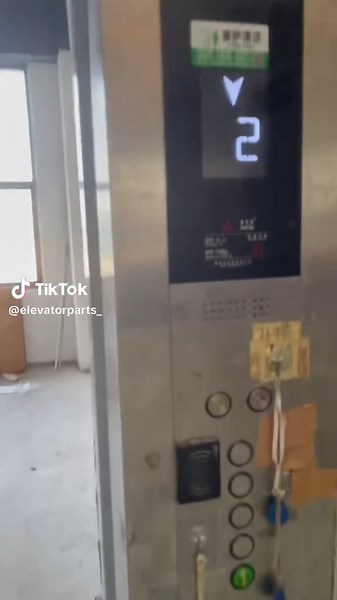 The elevator doors open normally. The problem occurs when you either block the light curtain or press the open button while the doors are closing.🙃🙃🙃#elevator #elevatorchallenge #escalator #lift #eleva #olebrandselect #lifting #liftingmotivation
