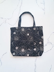 Meet the Omni Tote! The perfect beginner-friendly, lightweight tote bag pattern! The Omni Tote Pattern includes three size options (shown here in medium), has super simple construction, and all finished seams (no raw edges anywhere!). 🙌 Plus, if you purchase the pattern before the weekend's over you save 30%. 🎉 You can find the pattern link in the comments below. Note: Sale ends Sunday, May 29th 11:59pm MDT Pattern: the Omni Tote, available in the Center Street Quilts Fabric: Botany by Alli K 