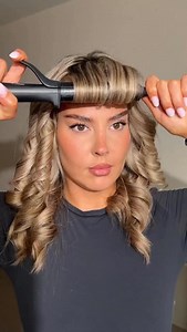 26K views · 7.8K reactions | Des boucles ultra-définies, une brillance miroir et un style qui se remarque. @minniefr révèle toute la puissance du boucleur ghd chronos curve pour des ondulations parfaites à chaque passage. #GoodHairDay #ghd #ghdchronoscurve #hairtutorıal #cheveux #coiffure | ghd | Facebook