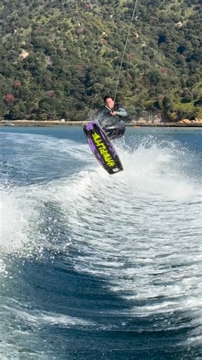 @ibuki_ito New Board Impressions💡 待望のスモールサイズ138cmが登場したBlueprintの試乗インプレッション！ IBUKI‘S COMMENT👍 💡とにかく軽くて、乗った瞬間から他のボードとは一味違う感覚を味わえる。 💡浮力の強さ、ボードの柔軟さを活かしたグラトリがとにか く楽しい。 （水離れの良さや、ボードの取り回しがすごくスムーズに行える） 💡ランディング時に衝撃をしっかり吸収してくれる。 フラットまで飛ぶトリックもあまり飛距離を感じさせなかったのが印象的。 個人的にはコンペでも活かせるボードだけどフリーランに、 個性やスタイルを出していきたい人や、普段からあまりデカい波で滑らない人（初心者〜中級者）でもボードの特性、楽しさを充分感じられるボードだと思います！ 是非 @ibuki_ito のコメントを参考にしてみてくださいね！ 試乗絶賛受付中‼️ 詳しくは販売店までご連絡ください HYPERLITE JAPAN ☎075-432-8338 ✉info@hyperlitejapan.jp @hyperlitewake @hyperli