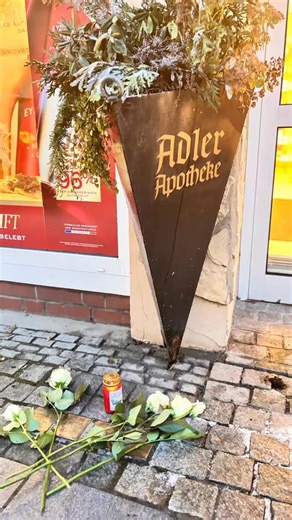 🕯️ Marsch des Lebens 2026 in Ueckermünde 🕯️ Gestern sind wir gemeinsam durch Ueckermünde gegangen, zu Stolpersteinen, Gedenkorten und Geschichten von Menschen, die hier lebten, ausgegrenzt, verfolgt und ermordet wurden. Schülerinnen und Schüler der 10. Klasse der Regionalen Schule Ehm Welk gaben den Namen, Schicksalen und Erinnerungen eine Stimme. Im Bürgersaal folgten bewegende Worte: ➡️ Erinnerung heißt bewusst innehalten ➡️ Antisemitismus ist keine Vergangenheit ➡️ Wegsehen macht Unrecht mö