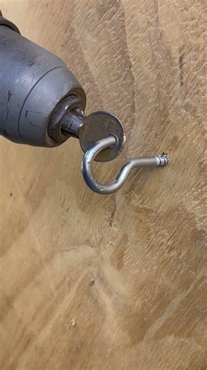 He used a wrench at work and solved a problem that nobody #GarageLife #SmartSolution #HandyTrick