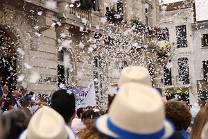 4.1K views · 6.9K reactions | Top départ pour les Fêtes de la Madeleine ⚪  C'est Mont-de-Marsan, de nouveau en bleu et blanc, qui ouvre le bal des grandes ferias landaises. La ville aux trois rivières va vibrer pendant 5 jours et 5 nuits au rythme des bandas, bodegas et animations   Revivez en vidéo la journée d'hier, celle de l'ouverture   Mont de Marsan Tourisme  Mont-de-Marsan, Landes | Les Landes | Facebook
