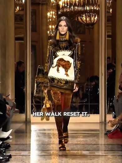 She reset a menswear runway | vittoria ceretti versace fw18 #versace #vittoriaceretti #fw18 #runway