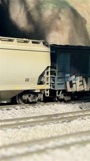 “D’oh!” — HO Scale Graffiti Train Derailment 😬
