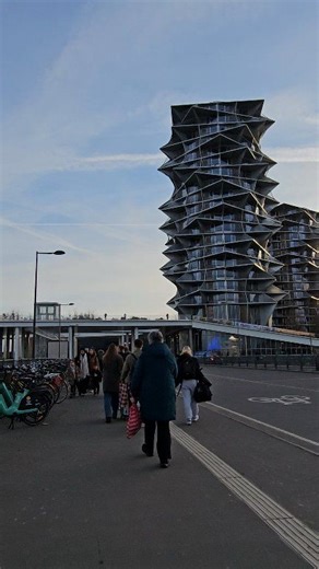 Copenhagen proves that a city isn't measured solely by its buildings, but by the way its people live in it. A city where walking is a pleasure and community is part of its essence. 🚴‍♂️💯🫶 | Discovering Denmark