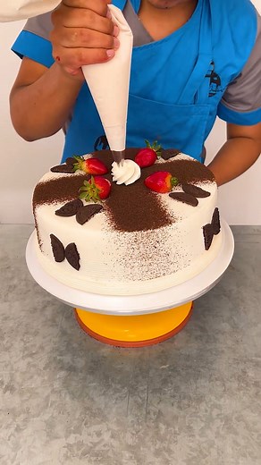 21K views · 376 reactions | how to decorate cake with oreo simple and easy #cakeoreo #cakechantilly #ideascake #reposteria #cakedecorating #cake | Team QPTI | Facebook