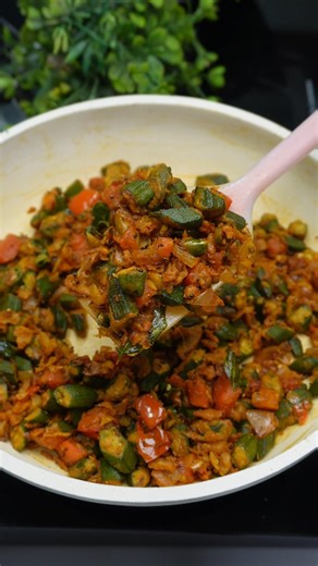 Rajni Sharma on Instagram: "Masala Besan Bhindi 😍😋 • • • • • • • #streetstyle #cooking #food #snack #nashta #bhindi #bhindifry #cookingbaaz"