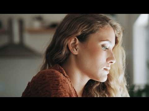 8 Subtle Clues You’re Dissociating, According to Mental Health Experts