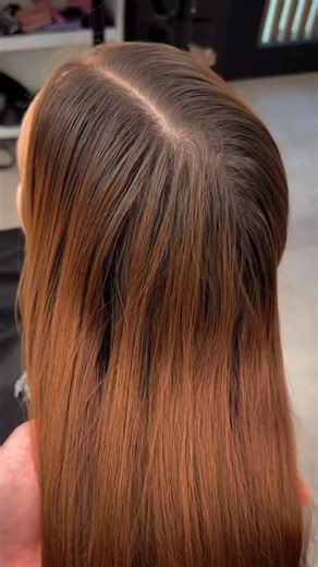 #Mydentity Benelux on Instagram: "Je kunt een retouch en balayage highlights tegelijkertijd uitvoeren — en dit is de formule breakdown 👇 Rootage-formule (Guy Tang #mydentity): ⭐️ 5 g TwilightDream7 + 55 g NakedGlow9 Gemengd met 10 vol developer ⭐️ Voeg 1 g Guy Tang Lift Me Up Rose additive toe aan je lightener voor de balayage. #hair #copperhair #redhead #guytangmydentity"
