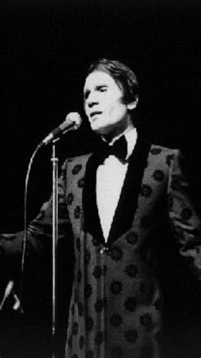 اشياء واشياء .. واسماء واسماء .. ويضيع كل هذا هباء 🎻 🎶 #عبد_الحليم