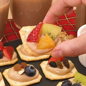 クリスマスにおすすめ！紅茶のチーズカナッペ♪ 午後の紅茶でつくる紅茶風味のチーズカスタードを、お好みのフルーツと一緒にクラッカーにのせた、カワイイパーティメニューです♪ クリスマスパーティ であと一品ほしい…！というときに、ぜひつくってみてくださいね。 http://recipe.kirin.co.jp/C01025.html | キリンビバレッジ（KIRIN Beverage）