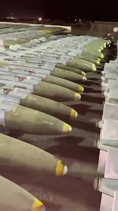 قنابل جوية أميركية الصنع، مزودة ب JDAM (او Joint Direct Attack Munition) وهو الجهاز (الذنب) الذي يضاف إلى القنبلة العادية لتصبح قنبلة موجهة بدقة، أو ما يعرف بال "قنبلة الذكية". المشهد من إحدى قواعد سلاح الجو الإسرائيلي حيث يتم إعدادها لقصف غزة. | Samer Kassis Archive