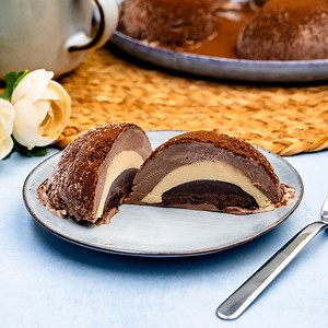 Tartufo classico - himmlisches italienisches Eisdessert 🥰🇮🇹 🍫🍨 Die Halbkugeln aus Schoko- und Haselnusseis und einem cremigen Kern aus Schokolade kannst du mit den richtigen Küchenhelfern ganz einfach selber machen. Als Dessert für Gäste ist Tartufo ein echter Hingucker! 🤩 🍮 Zutaten für 12 Tartufi: 900 ml Schokoladeneis 600 ml Haselnusseis 100 g Sahne 100 g Zartbitterkuvertüre Kakao zum Bestäuben 👉 Zubereitung: 1. Schokoladeneis ca. 10 Minuten vor der Benutzung aus dem Gefrierfach nehmen
