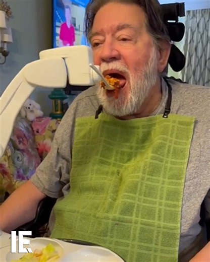 The Obi Robot gives people with disabilities the independence to eat without other people's assistance. 📸: Instagram/ obirobot | Interesting Engineering