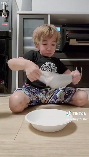 『にしくんクッキング！』 肉、魚、野菜、乳製品を摂れる パーフェクト牛丼 肉 : 牛肉 魚 : しらす、鰹節 野菜 : キムチ、ニンニク、玉ねぎ、胡麻 乳製品 : チーズ “Kohey Nishi Cooking!” You get meat, fish, vegetables, and dairy products Perfect Gyudon Meat : beef Fish : shirasu, dried bonito flakes Vegetables : kimuchi, garlic, onion, sesame Dairy Products : Cheese #cooking #asmr