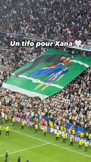 Les supporters du PSG dévoilent un tifo en l’honneur de Xana, la fille de Luis Enrique tragiquement décédée 🤍❤️💙 #ucl #uclfinal #psg #psginter | 90min