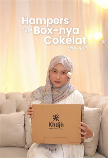 Box Hampersnya bukan yang coklat yaa! Yang coklat itu, box untuk melindungi hampers kamu! Kamu ngga mau kan dateng dengan kondisi box yang penyok? Temukan semua koleksinya di Tiktok Shop Khdjh! #khdjhlokaltoglobal #mukenakhdjh #mukenajumbo #mukenapremium