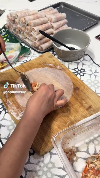 Roll Fried Springrolls With Me ❤️ This is such a staple snack whenever there’s a house party because it’s such an easy handheld snack and it can be made in a bulk! What do you like to put in your egg rolls?? My family loves shrimp egg rolls 🍤 #cambodiantiktok #cambodianfood #khmertiktok #khmerfood #asianfood