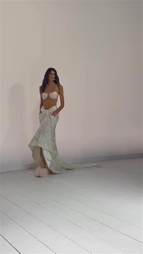 Topmodel Kaia Gerber war heute bei Givenchy auf dem Laufsteg. | VOGUE Germany