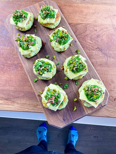 DÉFI 5 INGRÉDIENTS avec Recettes d'ici 👨🏼‍🍳5️⃣Voici mon Défi:🥒Cornichons🍗Poulet🧀Fromage brie🥬Épinards🥓BaconVoici ma recette:Galettes de poulet haché aux épinards gratinées au brie avec salade de cornichon au bacon🔥Les règles du jeu sont simples:✅Commente 5 ingrédients en commentaire;✅Nous allons sélectionner un commentaire pour ma prochaine vidéo;✅Je vais devoir cuisiner une recette avec ces 5 ingrédients-là, seulement!Bon appétit et bonne chance à tous!😁 #lefitcook #fitcook | Le Fit C