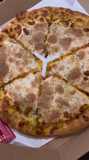 Ngidam pizza? 🍕 Langsung aja pesan di Domino's Pizza tapi mending beli lewat TikTok dari video ini karena biasanya ada promo yang lebih murah! Caranya gampang: Klik tag lokasi, pilih promo yang kamu mau, bayar, nanti dapat QR code. Tinggal tukarkan QR-nya ke outlet Domino’s terdekat. Praktis dan lebih hemat! 🔥 Pizza favorit tapi harga lebih ramah di kantong. Siapa yang mau pizza malam ini? 😋 #dominospizza #pizzaenak #promotiktok #kulinerindonesia