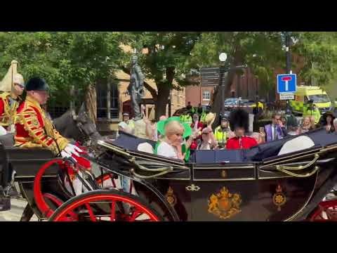 Public Goes Crazy for Princess Catherine’s Open-Top Carriage